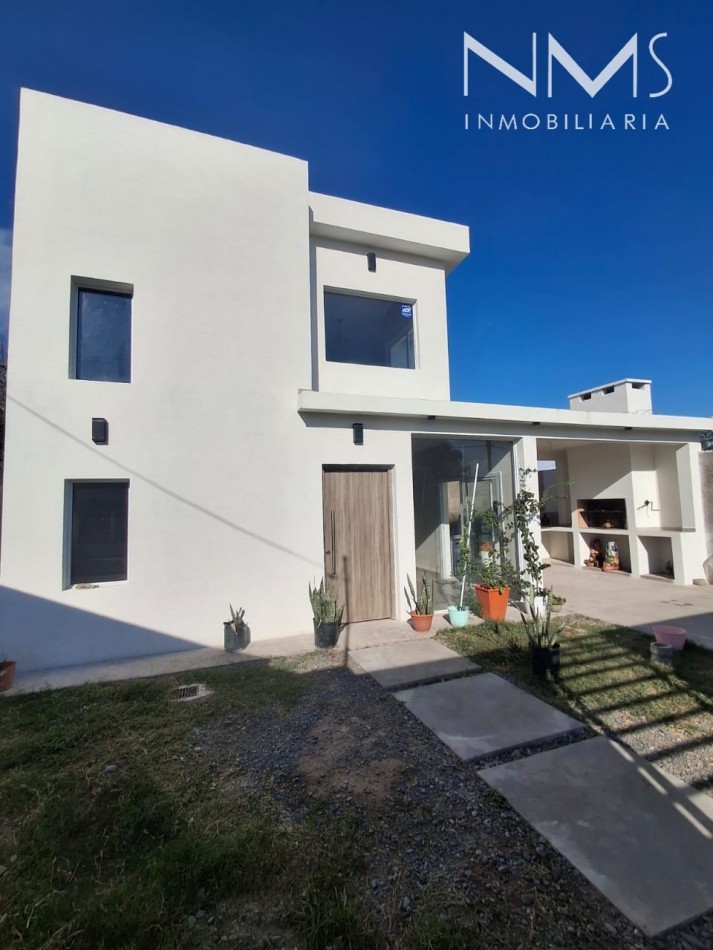 EN VENTA Casa de 2 plantas c/ pileta en Cerrillos