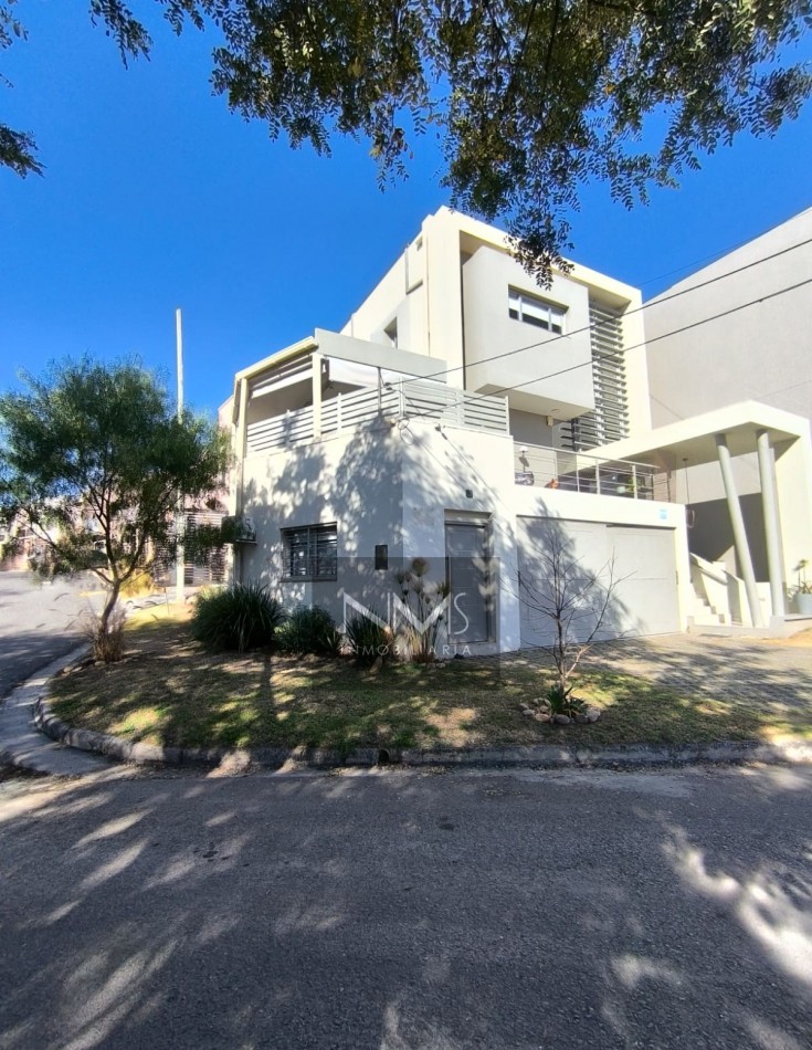 TRIPLEX EN GRAND BOURG - EN ESQUINA, A METROS DE AVDA. SAVIO