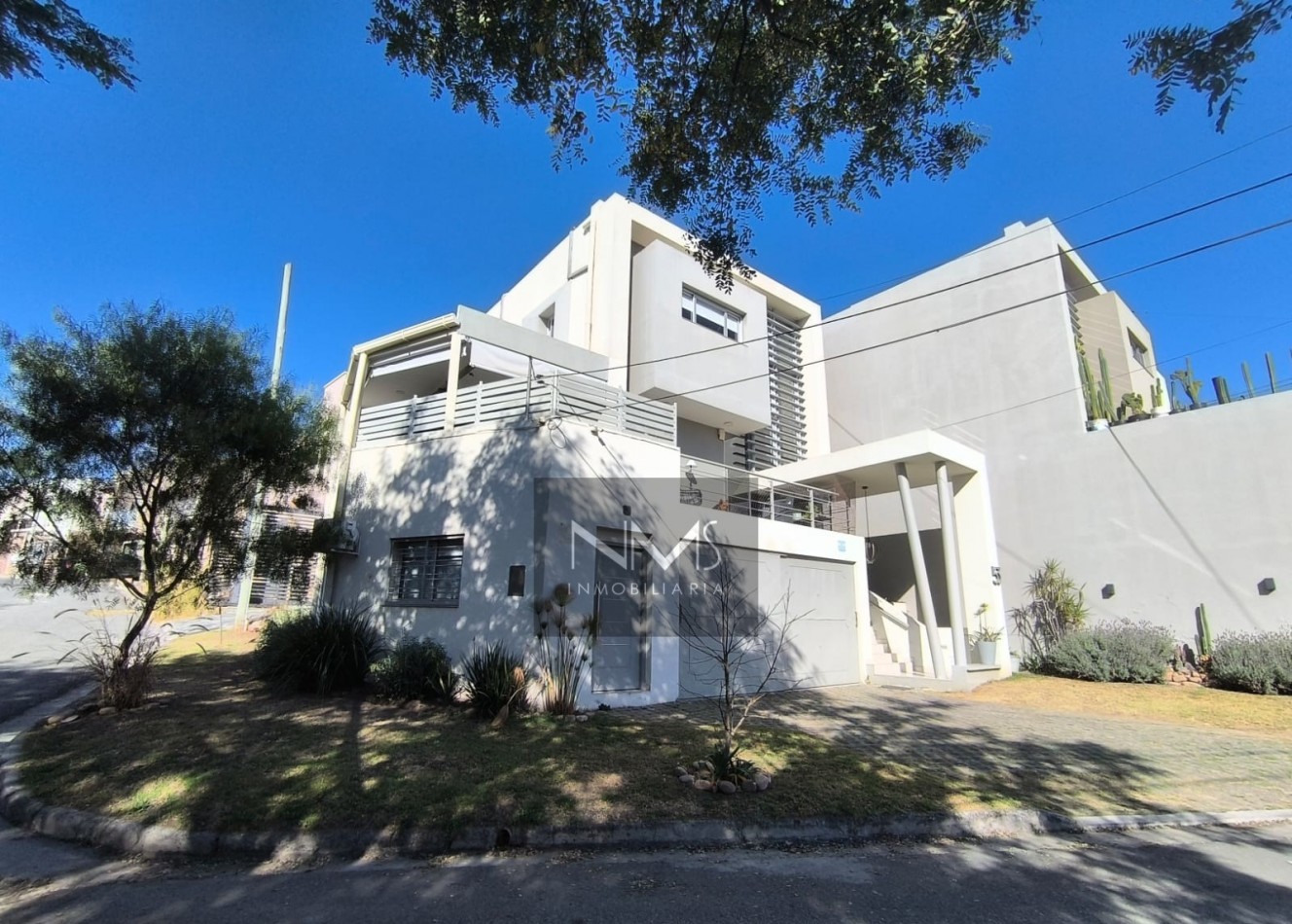 TRIPLEX EN GRAND BOURG - EN ESQUINA, A METROS DE AVDA. SAVIO