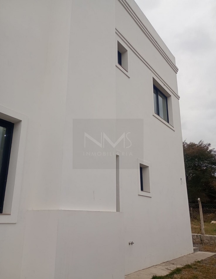 VENTA EXCEPCIONAL EN VAQUEROS - CASA DE 4 DORMITORIOS Y PISCINA