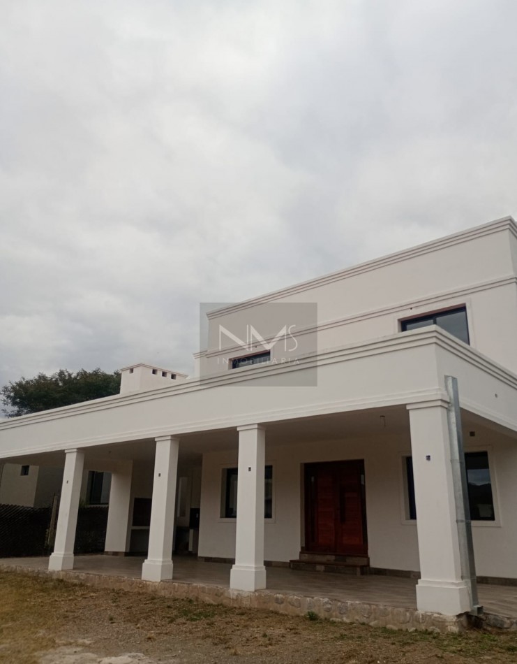 VENTA EXCEPCIONAL EN VAQUEROS - CASA DE 4 DORMITORIOS Y PISCINA