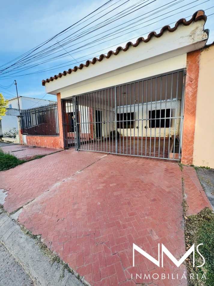 VENTA DE CASA 4 DORM. EN B° INTERSINDICAL - ZONA SUR