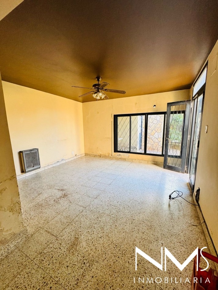 VENTA DE CASA 4 DORM. EN B° INTERSINDICAL - ZONA SUR