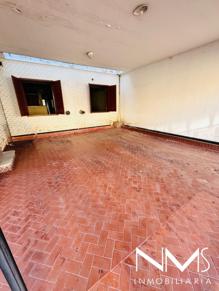 VENTA DE CASA 4 DORM. EN B° INTERSINDICAL - ZONA SUR