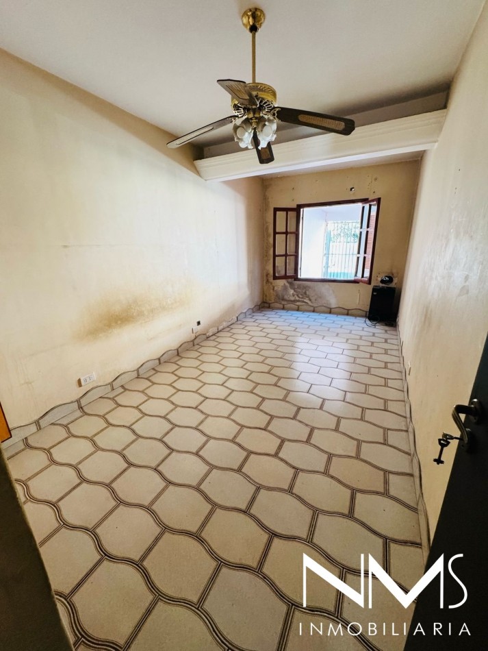 VENTA DE CASA 4 DORM. EN B° INTERSINDICAL - ZONA SUR