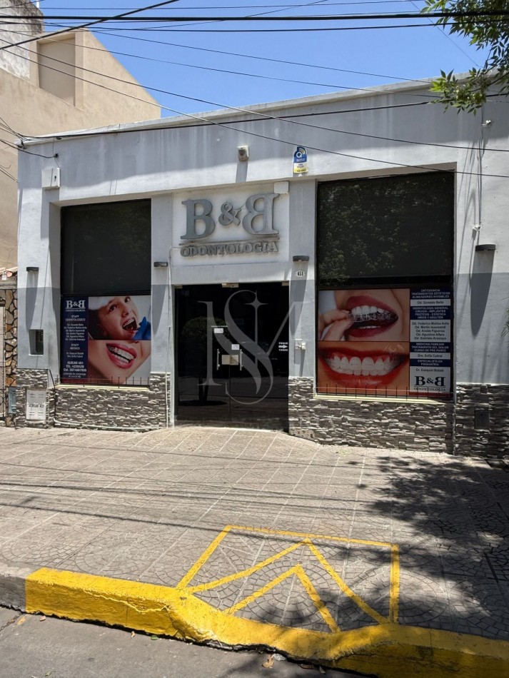 EDIFICIO CON CONSULTORIOS 
