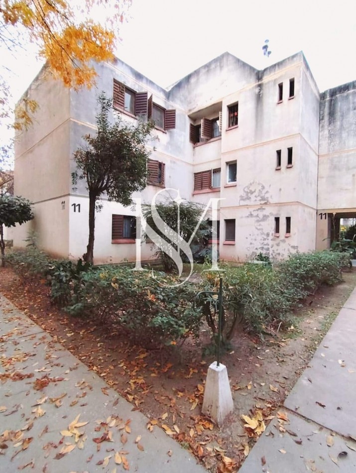 SE VENDE DEPARTAMENTO - 4 HABITACIONES CON COCHERA CERRADA - PARQUE LA VEGA