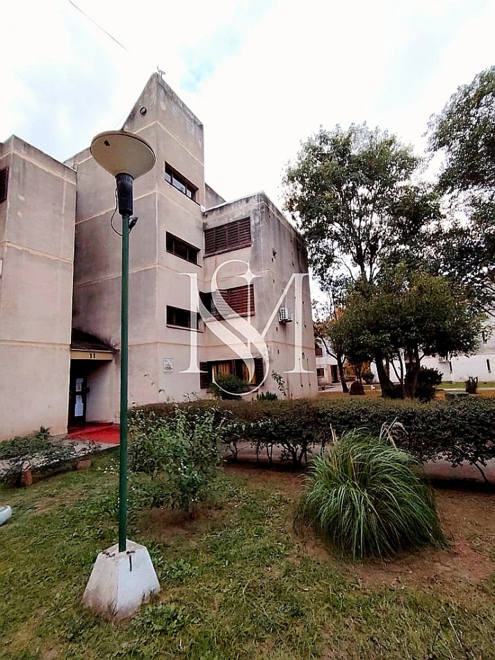 SE VENDE DEPARTAMENTO - 4 HABITACIONES CON COCHERA CERRADA - PARQUE LA VEGA