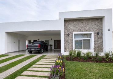 EXCLUSIVA CASA EN VENTA - BARRIO PRIVADO JARDINES DE SAN LORENZO