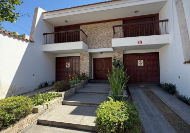 EN VENTA CASA DE CATEGORIA SOBRE AV. URUGUAY